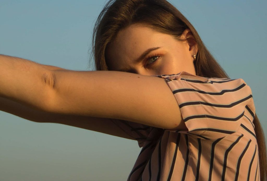 Femme tendant le bras